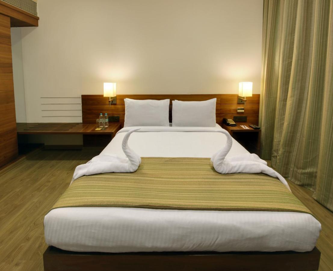 Temple Tree Hotel Shirdi Esterno foto