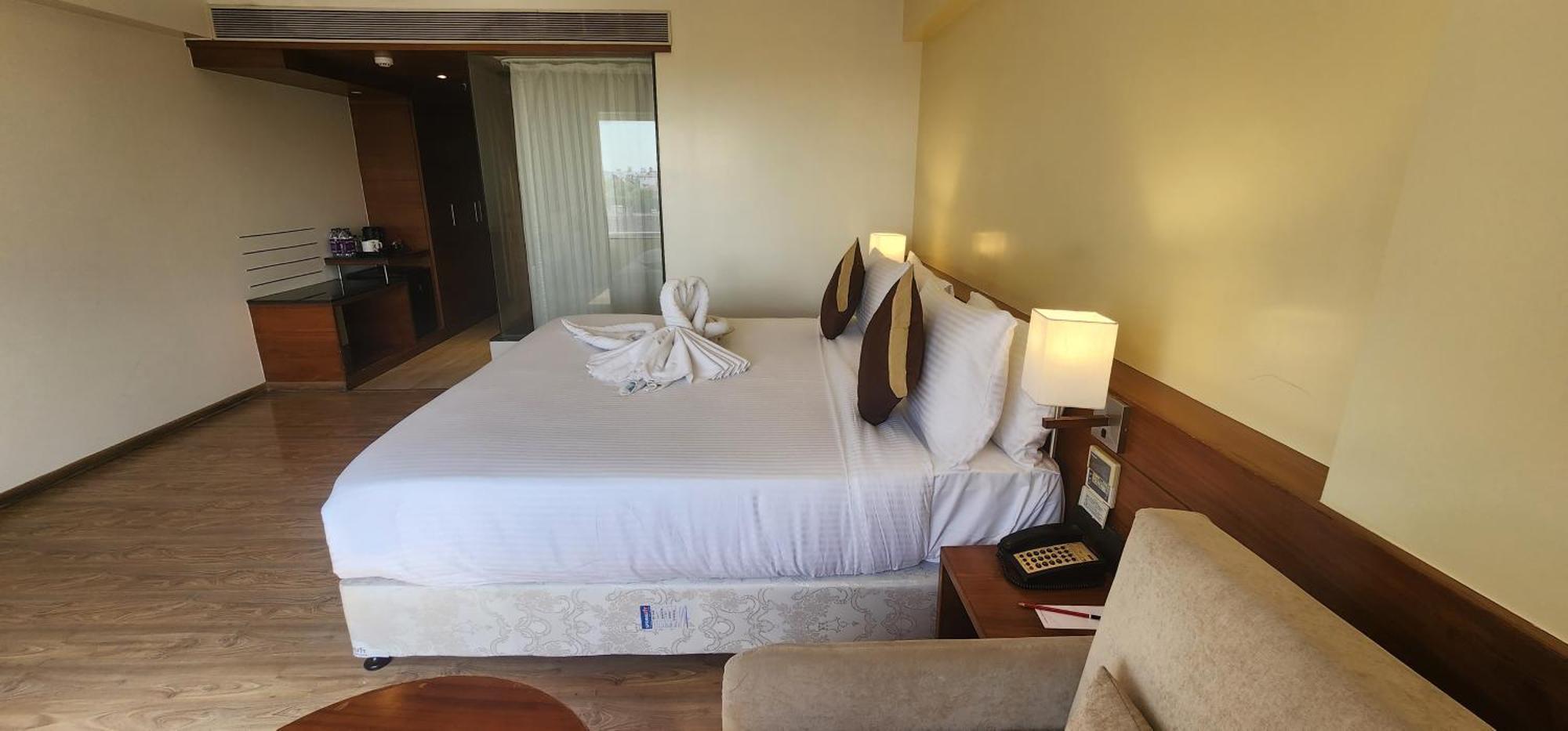 Temple Tree Hotel Shirdi Esterno foto